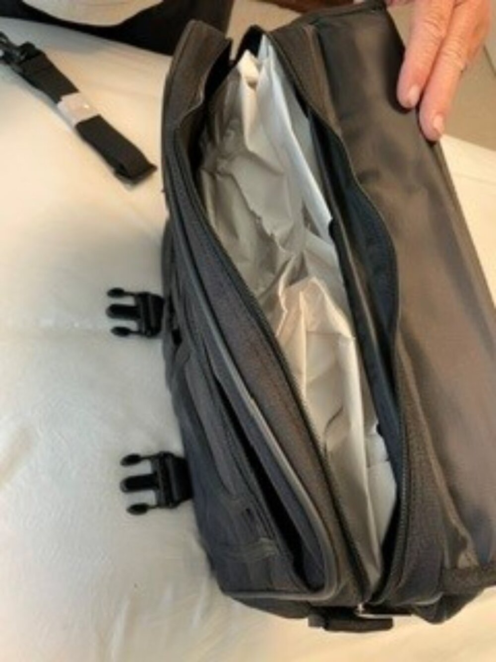 NEW- Bugatti Executive Briefcase - Picture 6 of 8